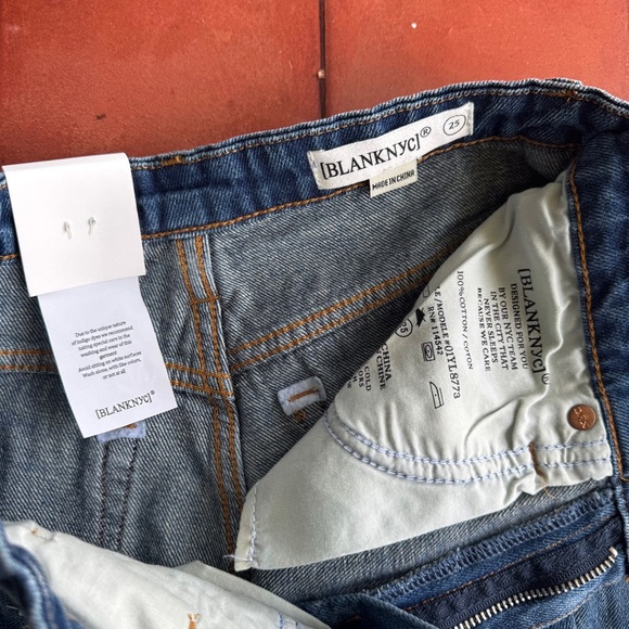Sz 25 Blank NYC Distressed Medium Wash Mid Rise 100% Cotton Cutoff Jorts NWT - Picture 3 of 3